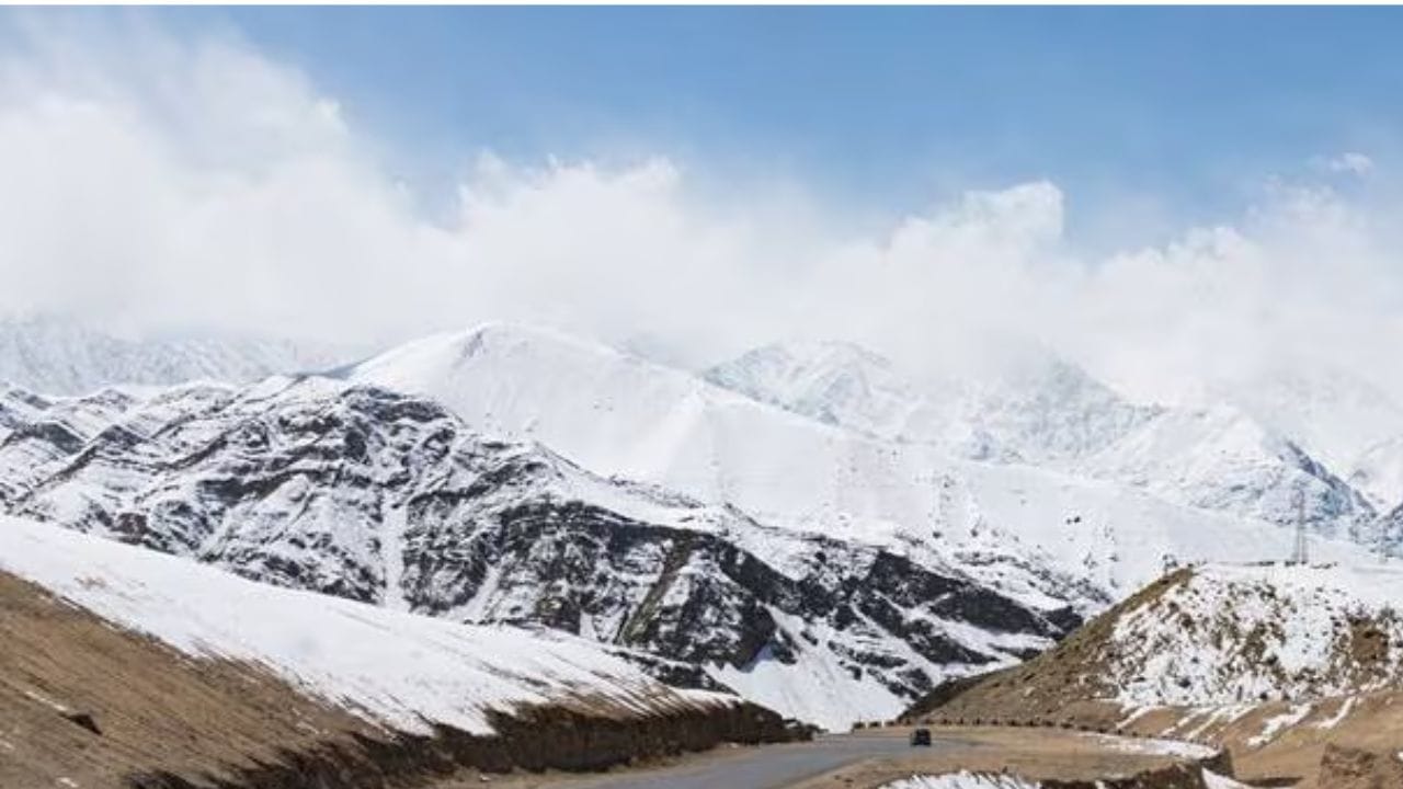 कडक उन्हाळ्याच्या दिवसातही भारतातील या ठिकाणी तुम्हाला बर्फाचा घेता येईल आनंद, प्लॅन करा ट्रिप