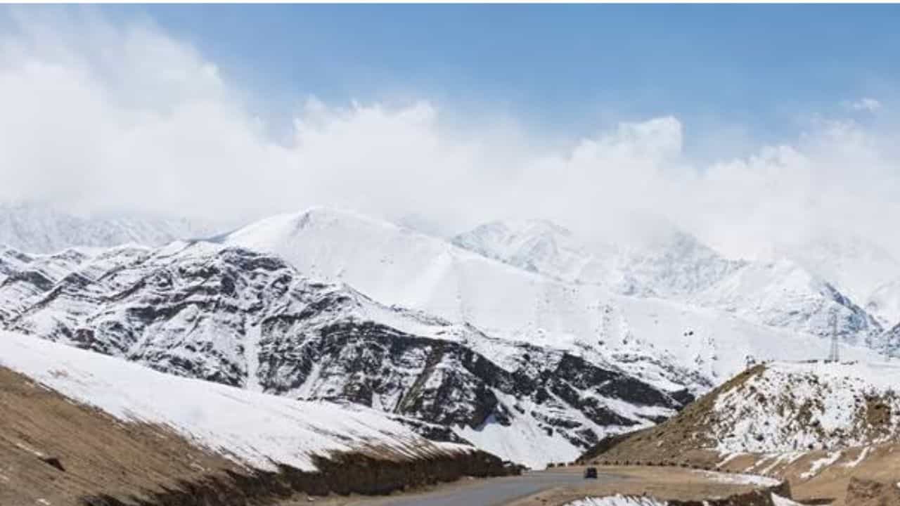 कडक उन्हाळ्याच्या दिवसातही भारतातील या ठिकाणी तुम्हाला बर्फाचा घेता येईल आनंद, प्लॅन करा ट्रिप