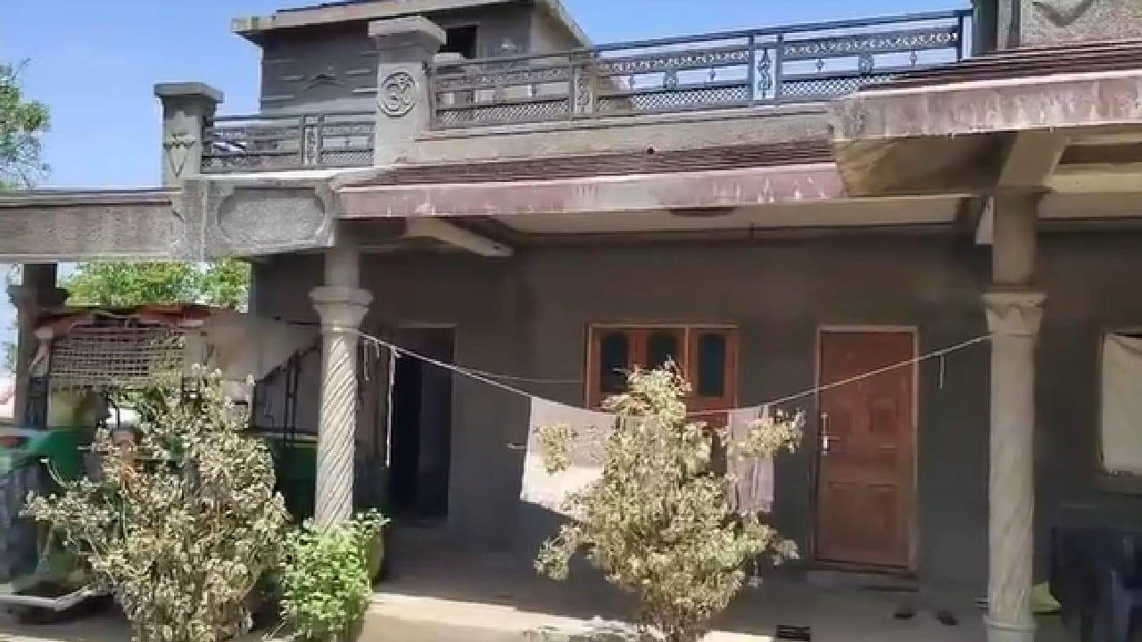 बिबट्याची चाहूल लागताच घरातील सदस्यांनी आरडाओरड सुरू केली. सासूबाई संकटात असल्याचे पाहताच सुनबाई आणि नातू क्षणाचाही विलंब न करता बाहेर धावले. सुनबाईने धाडसाने बिबट्याला सामोरे जात प्रतिकार केल्याने बिबट्याने तेथून पळ काढला. 