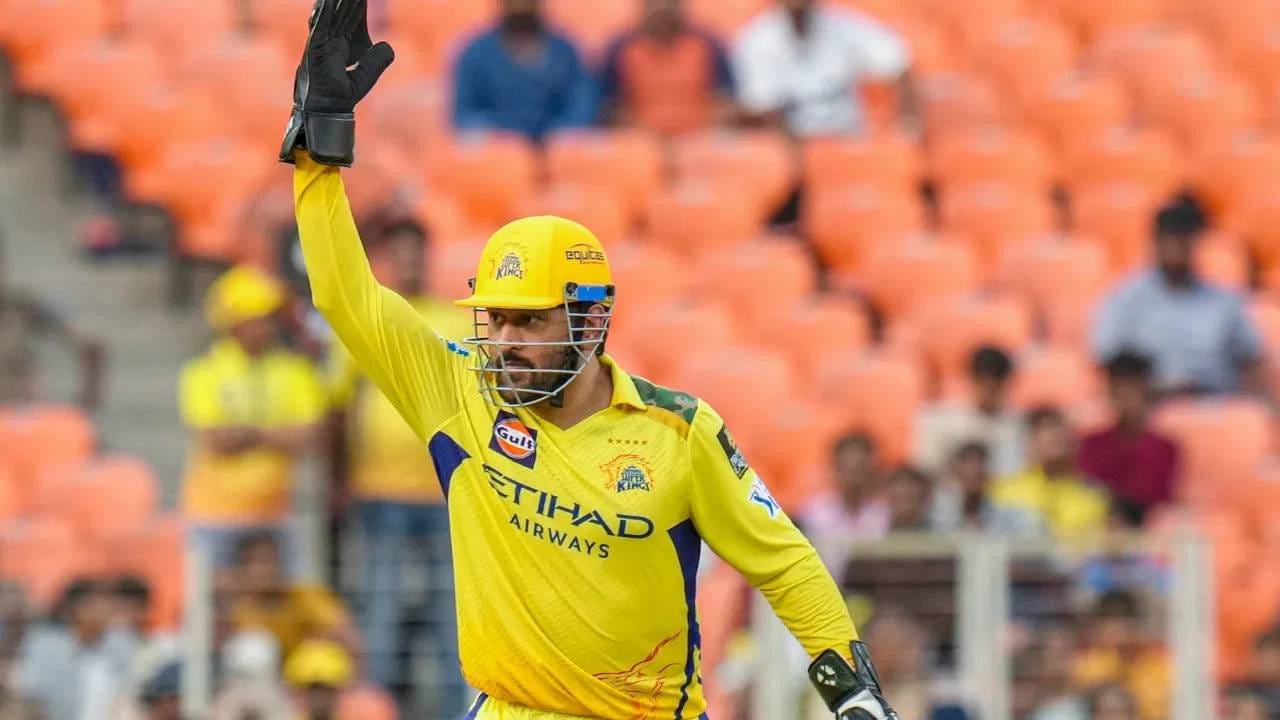रायपूरच्या शहीद वीर नारायण सिंह आंतरराष्ट्रीय स्टेडियममध्ये रोहित शर्मा आणि विराट कोहली आयपीएलमधील 278 वा सामना खेळत आहे. धोनीने आतापर्यंत 278 सामने खेळले आहे. धोनीने चेन्नई सुपर किंग्स आणि रायझिंग पुणे सुपरजायंट्ससाठी हा आकडा गाठला आहे. (PHOTO CREDIT- PTI)