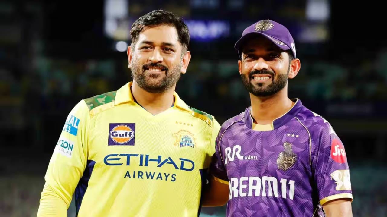 चेन्नई सुपर किंग्सचा पुढचा सामना दिल्ली कॅपिटल्सशी होणार आहे. या सामन्यात धोनी खेळेल अशी अपेक्षा चाहत्यांना होती. पण महेंद्रसिंह धोनी संघासोबत दिल्लीला गेलाच नाही. त्यामुळे धोनीच्या खेळण्याबाबत साशंकता आहे.  (Photo: IPL/BCCI)
