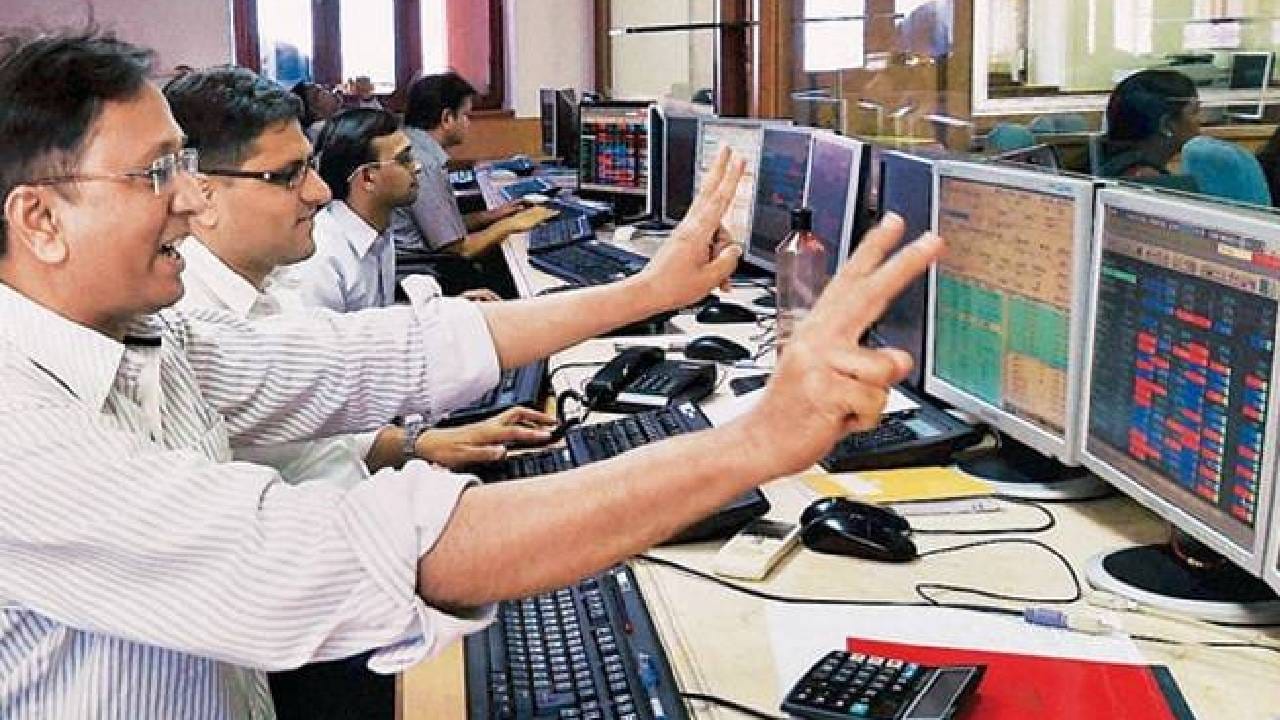  एका वर्षात संरक्षण क्षेत्रातील या कंपनीचा शेअर एका वर्षात 400 टक्क्यांनी उसळला. हा शेअर गेल्या वर्षी 22 मे रोजी 1663.70 रुपयांवर होता. तर या 22 मे रोजी हा शेअर 8447.95 रुपयांवर पोहचला आहे. या एका वर्षात कंपनीचा शेअर 250 टक्क्यांनी उसळला आहे. 
