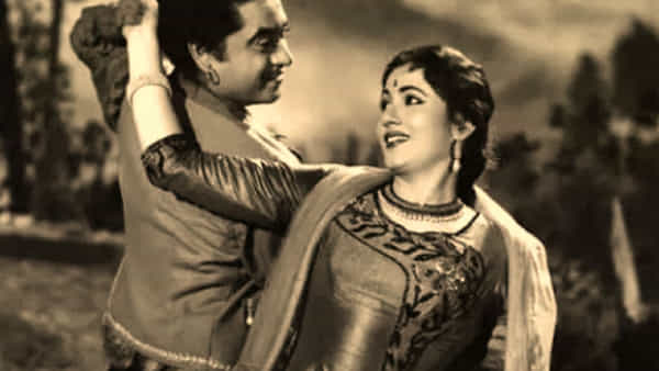 हिंदी चित्रपटसृष्टीतील गाणी, कलाकारांची अदाकारी आणि त्या काळातील प्रेमकथा आजही चाहत्यांच्या मनावर राज्य करताना दिसतात. काळ बदलला असला तरी जुन्या बॉलिवूडमधील किस्से ऐकण्याची लोकांची आवड अजूनही तितकीच कायम आहे.