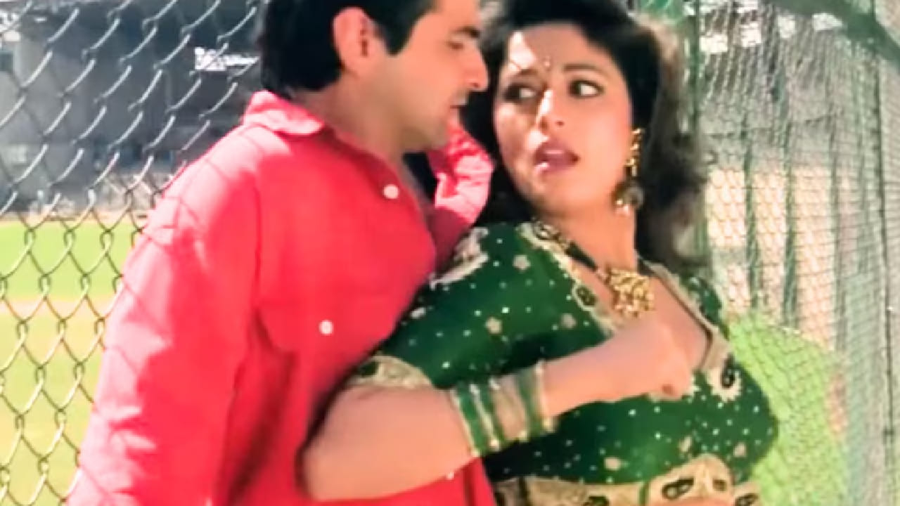 अशाच लोकप्रिय गाण्यांपैकी एक म्हणजे 'तुमने अगर प्यार से देखा नहीं मुझको'. हे गाणे 1995 मध्ये प्रदर्शित झालेल्या 'राजा' या रोमँटिक ड्रामा चित्रपटातील आहे. गाण्याची धून इतकी गोड आणि मनमोहक होती की लोक ते वारंवार ऐकणे पसंत करत होते. त्या काळात हे गाणे रेडिओ आणि कॅसेट्सवर मोठ्या प्रमाणात वाजत असे आणि प्रचंड लोकप्रिय झाले होते.