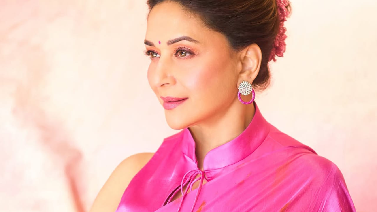 साडीसोबत तिने गुलाबी रंगाचा हाय-नेक आणि स्लीव्हलेस ब्लाउज परिधान केला आहे. ब्लाउजचा आधुनिक कट आणि मिनिमल डिझाइन तिच्या पारंपरिक पेहरावाला ग्लॅमरस स्पर्श देत आहे.