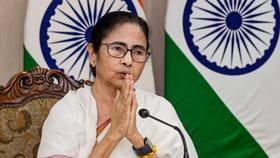 वैऱ्यावरही अशी वेळ नको... सत्ता जाताच ममता बॅनर्जींना मोठा धक्का....