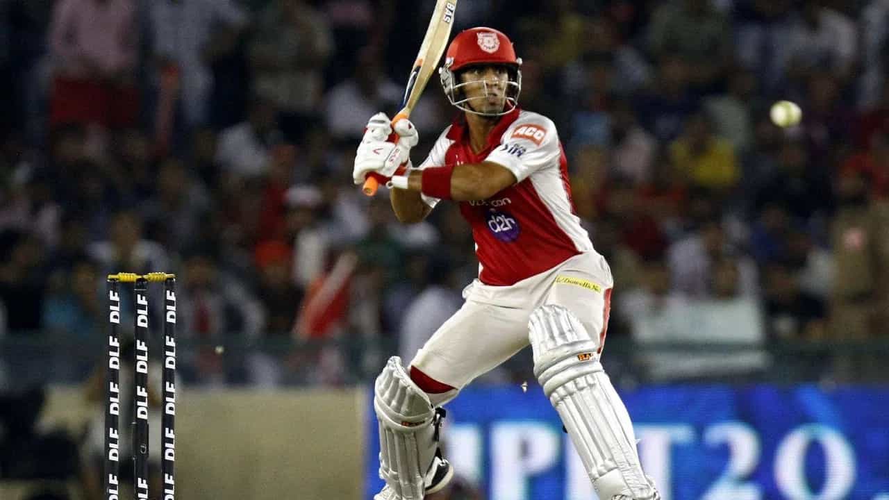 आयपीएल स्पर्धेतील प्रत्येक हंगामात क्रिकेट चाहत्यांना फलंदाजांकडून विस्फोटक बॅटिंग पाहायला मिळते. फलंदाजांकडून चौकार आणि षटकारांची बरसात पाहायला मिळते. युवा फलंदाज वैभव सूर्यवंशी हा त्याच्या खेळीत अपवाद वगळता चौकारांपेक्षा अधिक षटकार लगावतो. मात्र या स्पर्धेत 2013 साली एक असा फलंदाज होता ज्याने संपूर्ण मोसमात एकही सिक्स न लगावता सर्वाधिक धावांचा विक्रम केला होता. याबाबत आपण सविस्तर जाणून घेऊयात. (Photo Credit : GETTY)