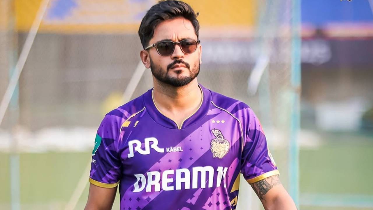 मनीष पांडेने या पर्वात एक मोठा पल्ला गाठत एक विक्रम नोंदवला आहे.  आतापर्यंत केवळ विराट कोहली आणि रोहित शर्मा यांनाच ही कामगिरी करता आली होती. आता मनीष पांडेचं नावंही या यादीत आहे. त्याने महेंद्रसिंह धोनीलाही या कामगिरीत मागे टाकलं आहे. (Photo: Manish Pandey Instagram)