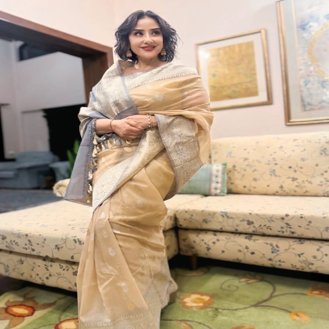 अभिनेत्री मनिषा कोईराला सध्या तिच्या लूकमुळे चर्चेत आली आहे. अभिनेत्रीचे काही फोटो सोशल मीडियावर तुफान व्हायरल होत आहे. वयाच्या 55 व्या वर्षी देखील मनिषा प्रचंड फिट आहे. सध्या सर्वत्र फक्ता आणि फक्त मनिशा हिच्या काही फोटोंची चर्चा रंगील आहे.