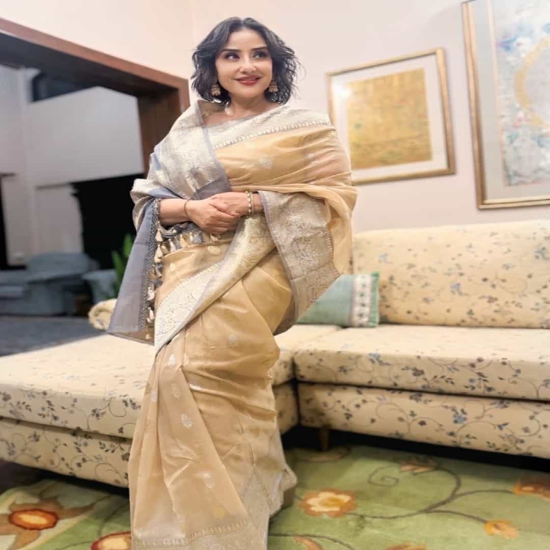 अभिनेत्री मनिषा कोईराला सध्या तिच्या लूकमुळे चर्चेत आली आहे. अभिनेत्रीचे काही फोटो सोशल मीडियावर तुफान व्हायरल होत आहे. वयाच्या 55 व्या वर्षी देखील मनिषा प्रचंड फिट आहे. सध्या सर्वत्र फक्ता आणि फक्त मनिशा हिच्या काही फोटोंची चर्चा रंगील आहे.