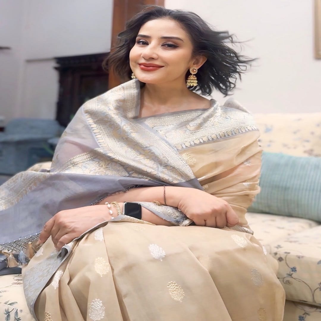 मोकळे केस आणि साडीत अभिनेत्रीने फोटो शूट केलं आहे. वयाच्या 55 व्या वर्षी देखील मनिषा चाहत्यांना फॅशन गोल्स देत असते. अनेकांना अभिनेत्रीचा हा हटके लूक आवडलेला आहे. शिवाय नेटकऱ्यांनी फोटोंवर लाईक्स आणि कमेंटचा वर्षाव देखील केला आहे.