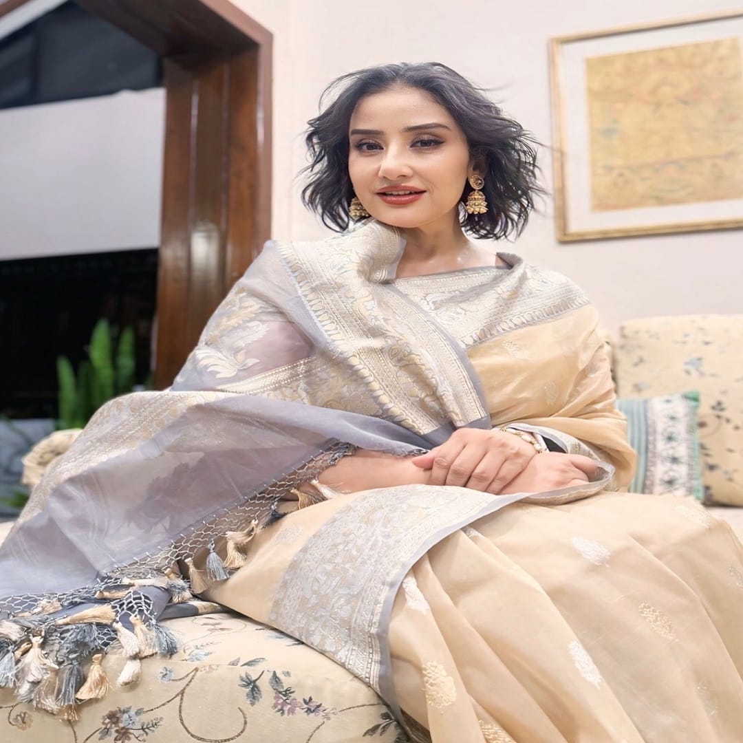 अनेक वर्षांनंतर मनिषा हीरामंडी वेब सीरिजच्या माध्यमातून चाहत्यांच्या भेटीस आली आणि अभिनेत्रीने चाहत्यांच्या मनावर राज्य केलं. सीरिजमध्ये मनिषा हिची एक वेगळी बाजू चाहत्यांना पाहायला मिळाली.