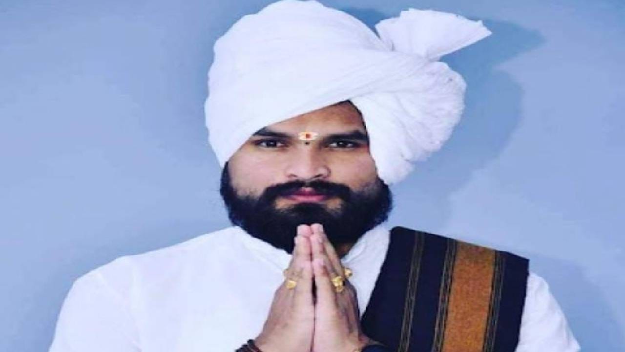 तिच्या फिर्यादीवरून पोलिसांनी मनोहर भोसले याच्यावर बलात्कार, फसवणूक, मानसिक छळ आणि जीवे मारण्याची धमकी देणे यांसारख्या गंभीर कलमांखाली गुन्हा दाखल केला आहे. करमाळा पोलीस आता या संपूर्ण प्रकरणाचा सखोल तपास करत असून, या भोंदूबाबाने अशाच प्रकारे आणखी कोणाची फसवणूक केली आहे का, याचाही शोध घेतला जाण्याची शक्यता आहे.