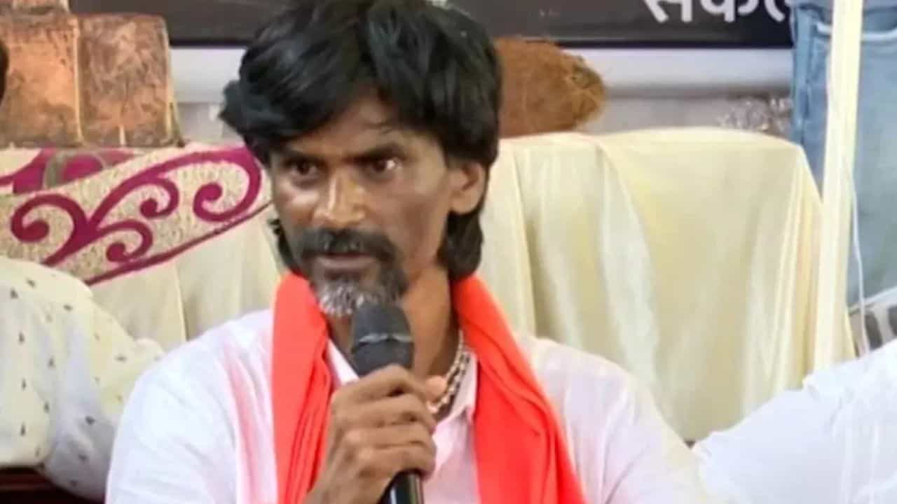 मनोज जरांगे पाटलांच्या भेटीला सरकारचे शिष्टमंडळ येण्यापूर्वीच पोलिसांकडून थेट कारवाई, चार..
