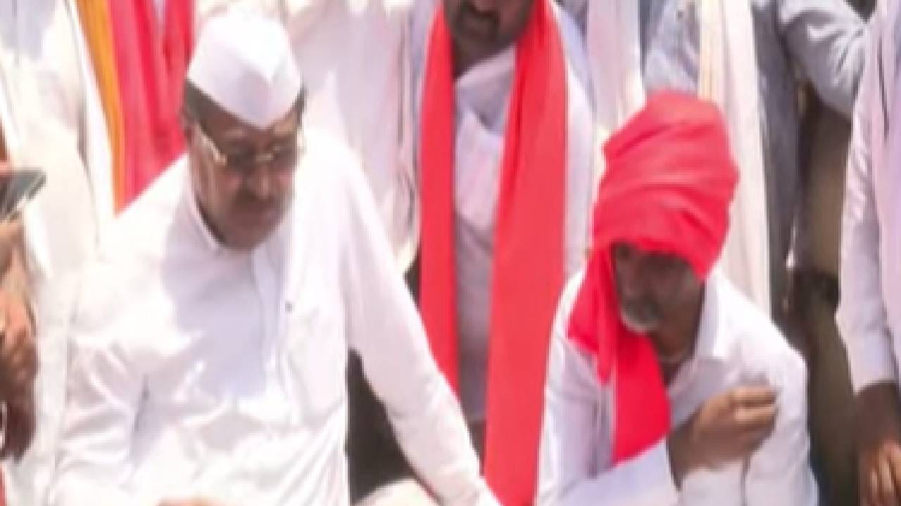 सातारा गॅझेट आत्ताच पाहिजे अशी तुमची भूमिका आहे, त्यावर मनोज जरांगे म्हणाले की, एक महिना त्यांनी मागितलेला. आपण दहा महिने दिले. जीआर काढतील मुख्यमंत्री, विखे पाटील साहेब असं जरांगे बोलले.