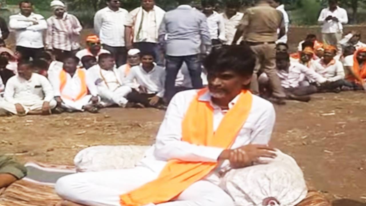 Manoj Jarange Patil on Hunger Strike: मनोज जरांगे पाटील यांनी रणरणत्या उन्हात अंतरवाली सराटीत उपोषणाला सुरुवात केली आहे. या ठिकाणी कोणताही मंडप नाही.  शेतशिवारात मोकळ्या बाजेवर त्यांनी आंदोलनाला सुरुवात केली आहे. राधाकृष्ण विखे पाटील हे जरांगे यांच्या भेटायला आलेले आहेत. 
