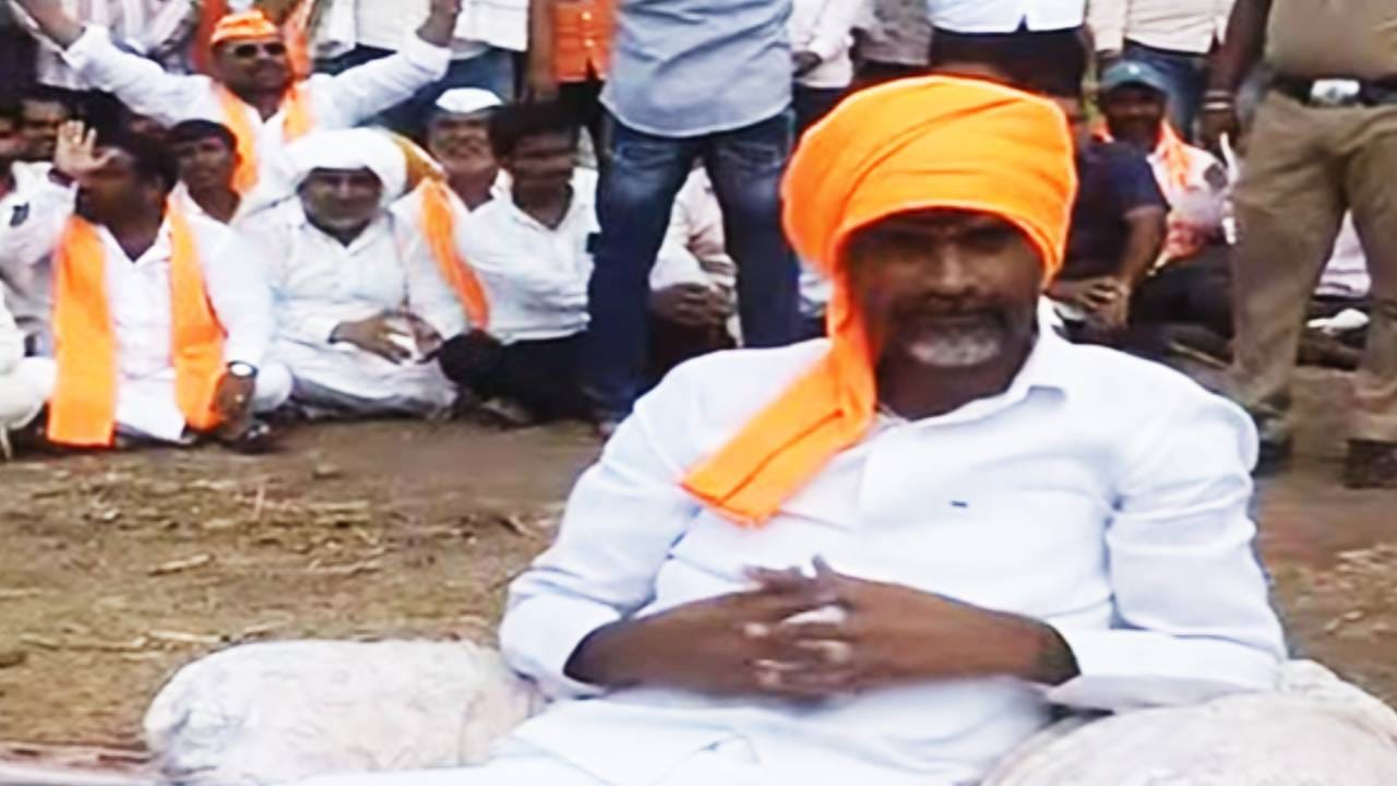 मराठा आरक्षणाच्या काही मागण्यांसाठी मनोज जरांगे हे पुन्हा मैदानात उतरले आहे. अंतरवाली सराटीकडे आता मराठा बांधव यायला सुरूवात झाली. उन्हापासून संरक्षण व्हावे यासाठी मनोज जरांगे पाटील यांनी डोक्याला भगव्या रंगाचा रुमाल गुंडाळला आहे. पण या रणरणत्या उन्हात ते खाटेवर बसून आहेत. उन्हाचे चटके बसायला सुरूवात झाली आहे.
