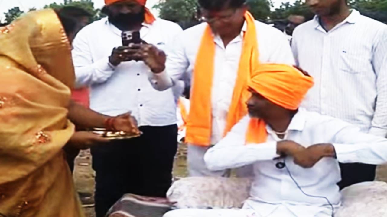 उपोषणाला बसण्यापूर्वी मराठा आंदोलक मनोज जरांगे पाटील यांचे औक्षण करण्यात आले. जरांगे पाटील हे उपोषणाला बसणार असल्याने त्यांचे समर्थक काळजीत सापडले आहेत. जरांगे यांनी पहिल्यांदाच असे विना मंडप आंदोलन सुरू केले आहे. त्यांच्या या उपोषणामुळे राज्यात काळजीचे वातावरण आहे.