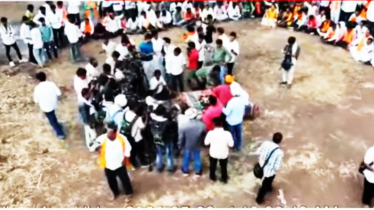 या आरक्षणासाठी मनोज जरांगे पाटील यांनी सावलीत बसून आंदोलन करावे अशी विनंती सर्वच जण त्यांना करत आहेत. आता राधाकृष्ण विखे पाटील यांच्याशी चर्चा केल्यानंतर ते काय निर्णय घेतात याकडे सर्वांचे लक्ष लागले आहे.