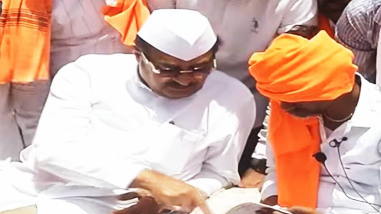 दुपारून उन्ह वाढणार आहे. मला उन्ह लागलं तरी चटके सरकारला बसणार आहे, असे मनोज जरांगे पाटील म्हणाले. अभ्यासक बोलावले आहे. सरकारच्या ड्राफ्टवर चर्चा होणार आहे. त्यानंतर निर्णय कळवणार असल्याचे मनोज जरांगे पाटील म्हणाले. त्यामुळे जरांगे पाटील हे उन्हात उपोषणाला बसणार असल्याचे समोर येत आहे.