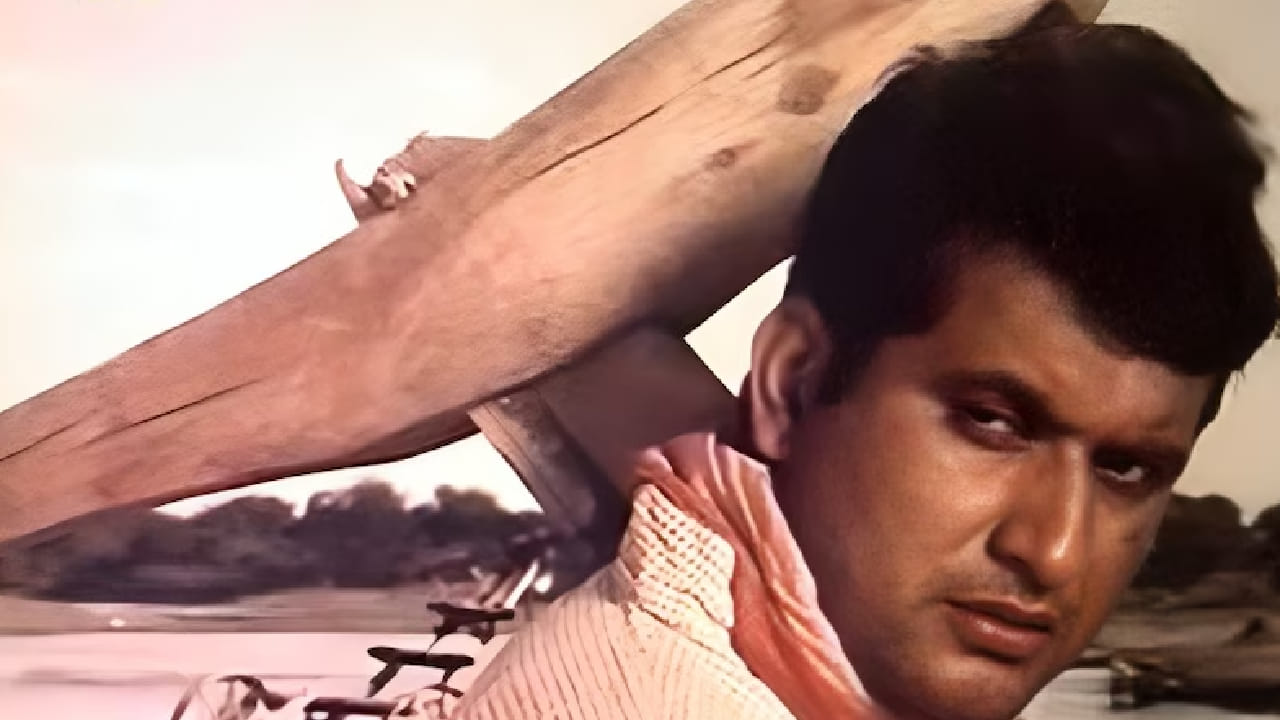 त्यांनी सुरुवातीला ‘इस देश की धरती सोना उगले’ अशी ओळ लिहिली होती. गाण्याच्या रिहर्सलदरम्यान मात्र कल्याणजी–आनंदजी यांना ‘इस’ हा शब्द सतत खटकत होता. गाण्याच्या धुनेसोबत तो शब्द योग्य प्रकारे जुळत नव्हता आणि अपेक्षित भावना निर्माण होत नव्हती.