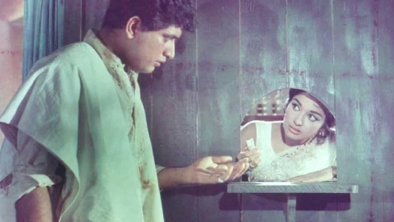 देशभक्तीपर गाण्यांचा विषय निघाला की आजही सर्वप्रथम आठवण येते ती 'मेरे देश की धरती' या अजरामर गाण्याची. तब्बल 59 वर्षांपूर्वी रिलीज झालेलं हे गाणं आजही प्रत्येक स्वातंत्र्यदिन, प्रजासत्ताक दिन आणि राष्ट्रीय कार्यक्रमांमध्ये आवर्जून वाजवलं जातं.
