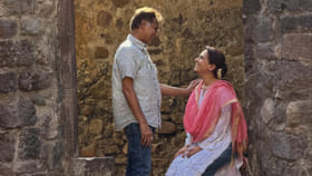 51 वर्षीय मराठी अभिनेत्रीचं नवऱ्यासोबत रोमँटिक फोटोशूट, प्रत्येक लूक..