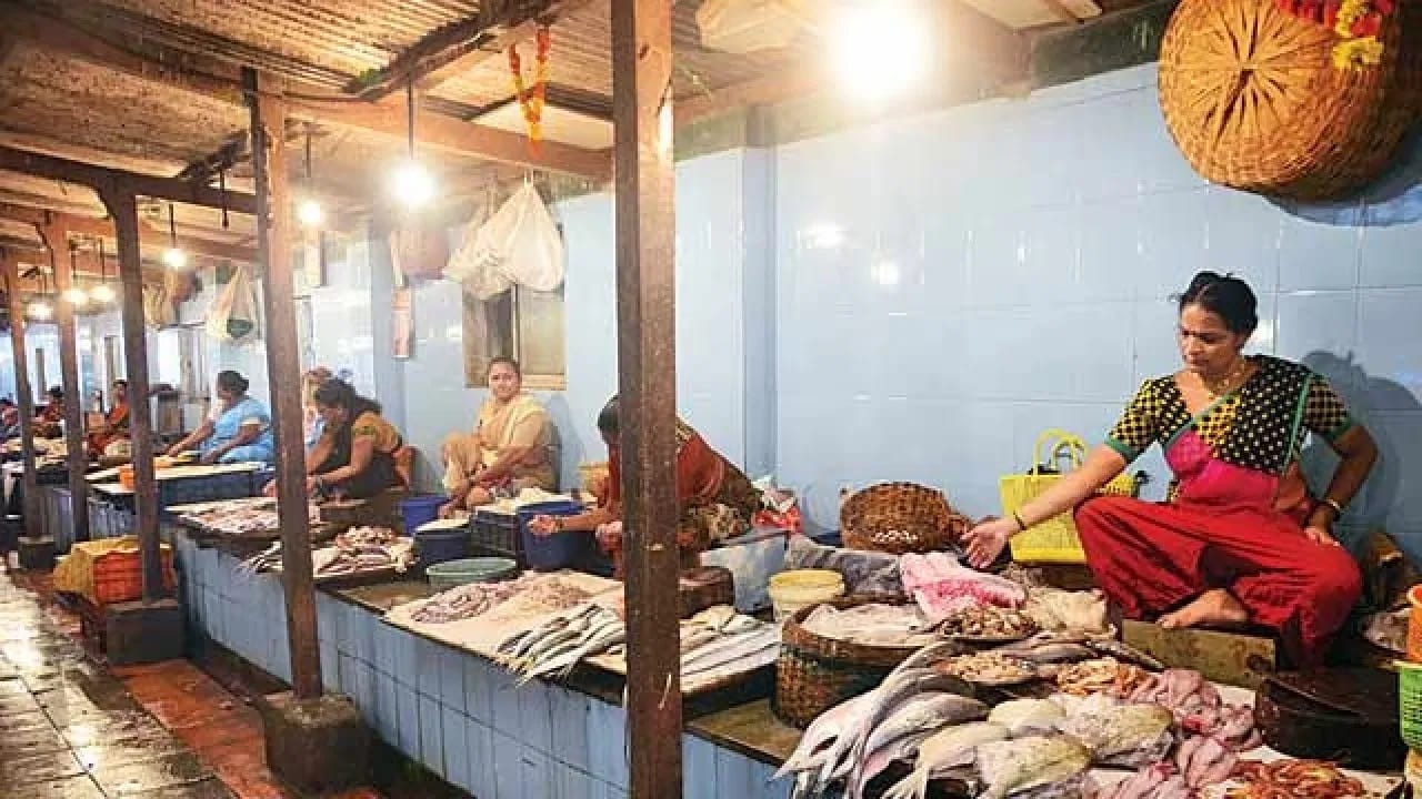दादर फिश मार्केट तर फार मोठं असून हे फिश मार्केट स्टेशनच्या अगदी जवळ आहे. दादर स्टेशनजवळ मोठं मार्केट आहे. याठिकाणी फळं, भाज्या आणि फिश मार्केटमध्ये अनेक प्रकारचे मासे परवडणाऱ्या दरात असतात. येथे मासे घेण्यासाठी अनेक मासेप्रेमी येत असतात.