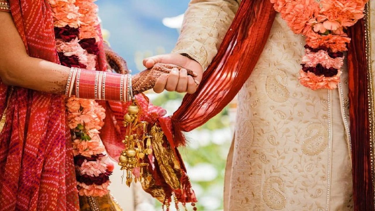70 वर्षांच्या बड्या नेत्याचं 20 वर्षांच्या विद्यार्थिनीशी लग्न; 50 कोटींची प्रॉपर्टीसुद्धा केली नावावर