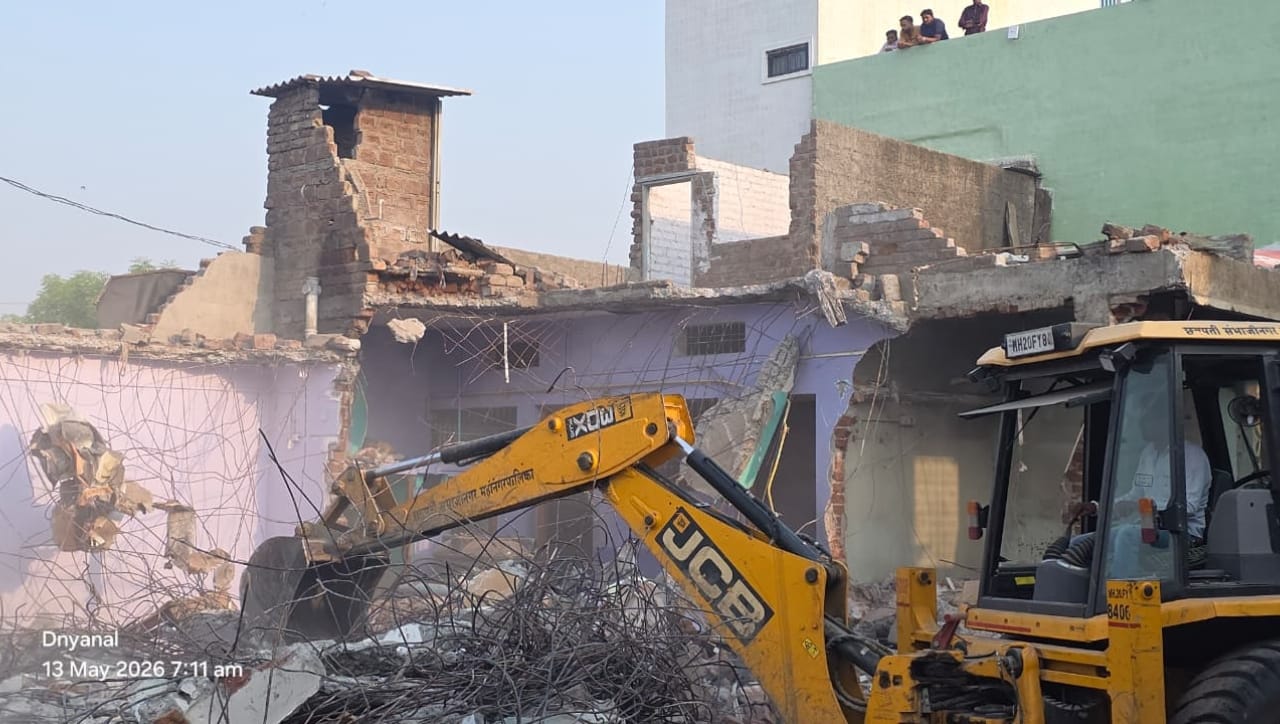 छत्रपती संभाजीनगर शहरात आज सकाळपासूनच महापालिकेच्या अतिक्रमण हटाव पथकाने मोठी कारवाई हाती घेतली आहे. एमआयएमचे (MIM) नगरसेवक मतीन पटेल यांनी केलेले अनधिकृत आणि विनापरवाना बांधकाम पाडण्यास महानगरपालिकेने सुरुवात केली आहे.