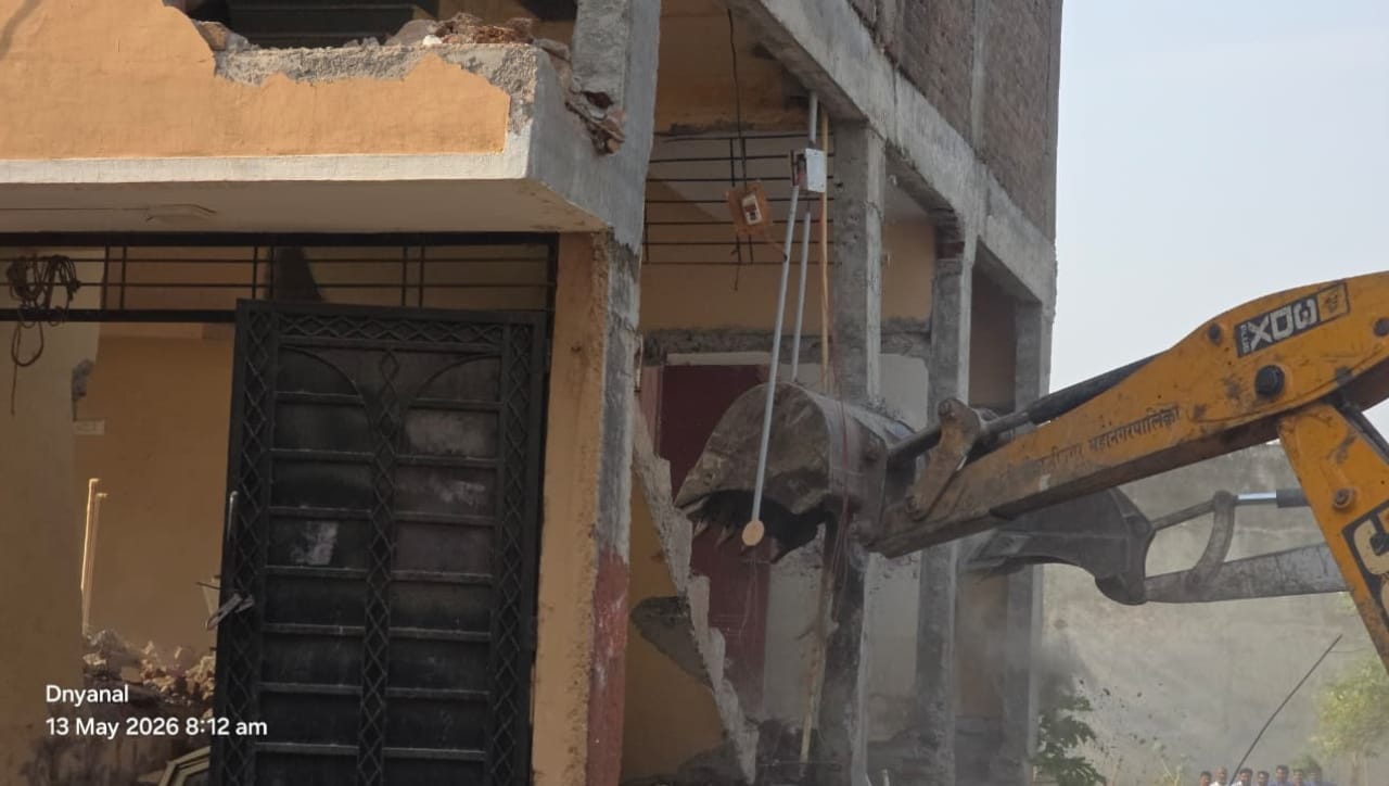 यापूर्वी दिलेल्या नोटिशीला पटेल यांनी दिलेला खुलासा समाधानकारक नसल्याचे प्रशासनाने स्पष्ट केले. उच्च न्यायालयानेही या कारवाईला स्थगिती देण्यास नकार दिल्याने आज पहाटेपासूनच महापालिकेचे पथक नारेगाव परिसरात दाखल झाले.