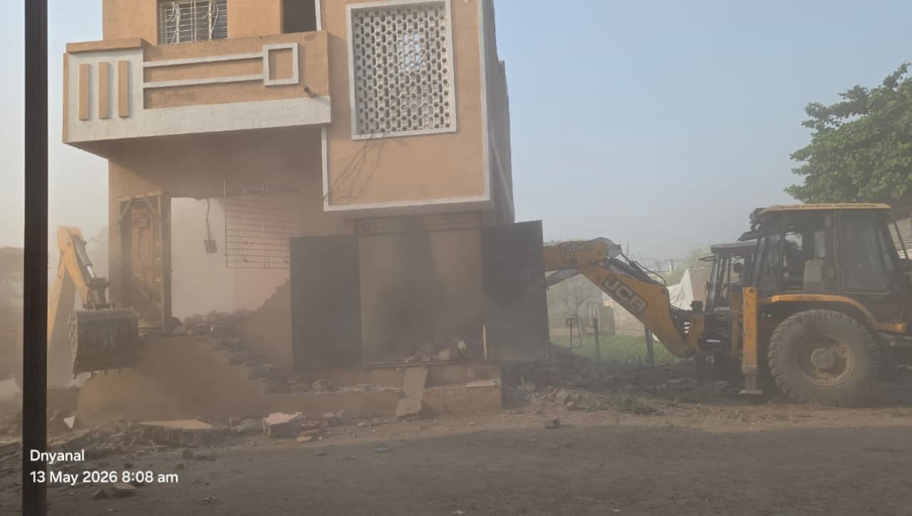 कारवाई सुरू असताना एक विचित्र आणि लक्षवेधी चित्र पाहायला मिळाले. या ठिकाणच्या स्थानिक लोकांनी अतिक्रमण हटाव पथकाचे स्वागत फुलांची उधळण करून आणि उपायुक्तांना भारतीय संविधानाची प्रत भेट देऊन केले.