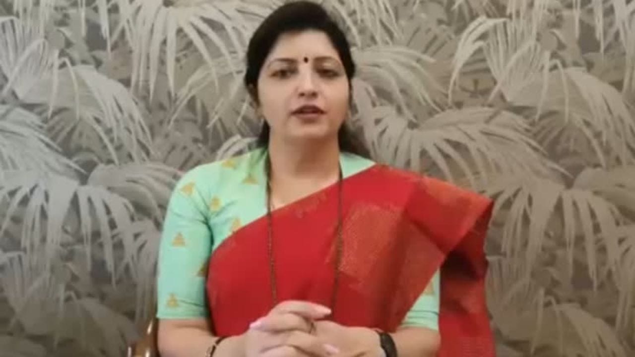 Rupali Chakankar | अशोक खरात प्रकरणी रुपाली चाकणकर यांची 2 तासांपासून चौकशी सुरु, शिवनिका ट्रस्टबाबत…