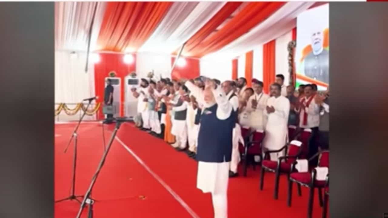 Video | पंतप्रधान नरेंद्र मोदी बंगालच्या जनते समोर नतमस्तक... शपथविधी सोहळ्यातील हा व्हिडीओ चर्चेत