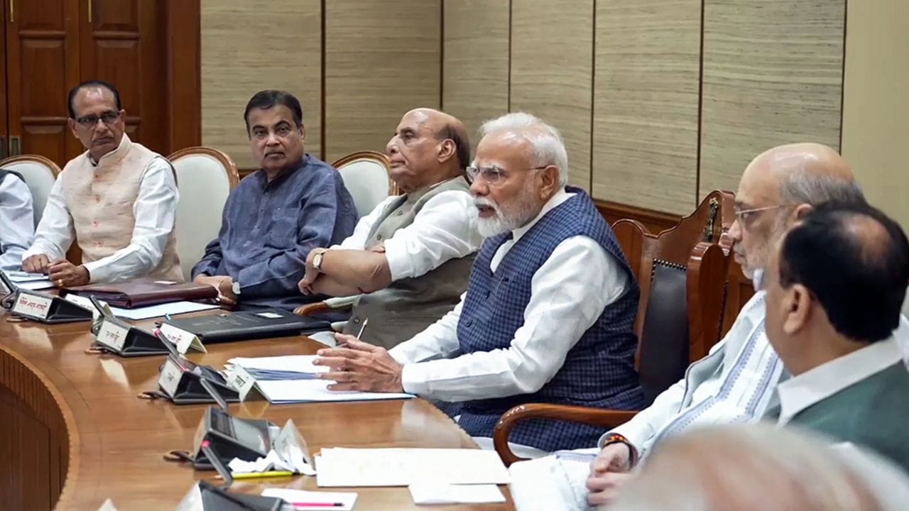 पंतप्रधान नरेंद्र मोदी घेणार मोठा निर्णय? परदेशातून भारतात येताच तात्काळ बोलावली मंत्र्यांची बैठक, दिल्लीत.. पंतप्रधान नरेंद्र मोदी घेणार मोठा निर्णय? परदेशातून भारतात येताच तात्काळ बोलावली मंत्र्यांची बैठक, दिल्लीत..