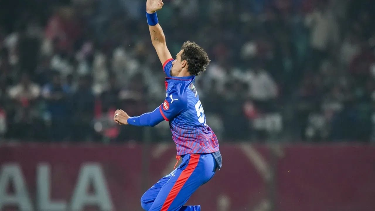 स्टार्कने पंजाब विरुद्ध 2 विकेट्सही मिळवल्या. स्टार्कने या दोन्ही विकेट्स त्याच्या कोट्यातील चौथ्या आणि शेवटच्या ओव्हरमध्ये घेतल्या. स्टार्कने पहिल्या 2 चेंडूत सलग माधव तिवारी आणि शशांक सिंह या दोघांना मैदानाबाहेरचा रस्ता दाखवला. (Photo Credit : PTI)