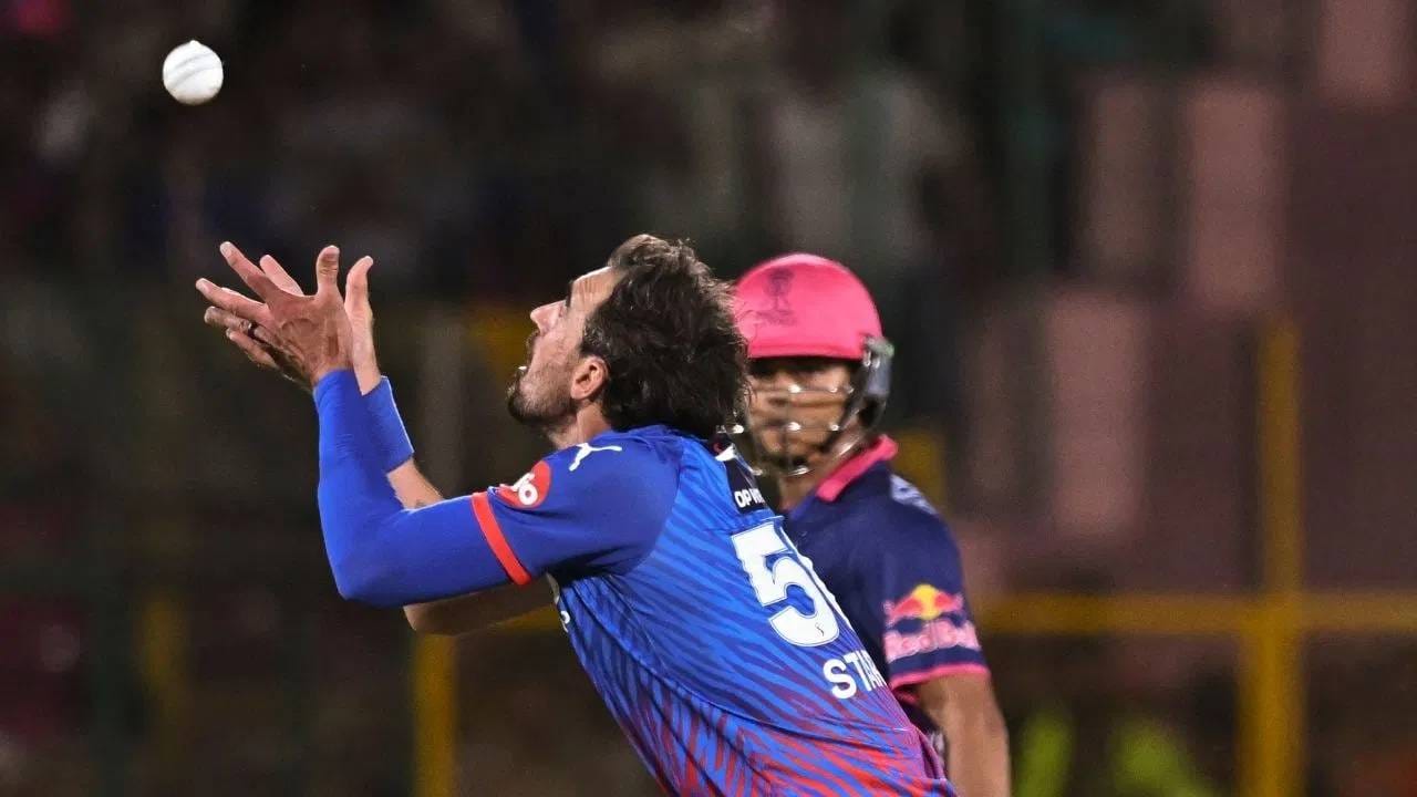 यशस्वी जयस्वालने पहिल्याच चेंडूवर षटकार मारला खरा.. पण जास्त काळ टिकला नाही. त्याच षटकात स्टार्कने त्याला तंबूचा रस्ता दाखवला. षटकाच्या तिसऱ्या चेंडूवर उत्तुंग फटका मारताना चेंडू वर चढला आणि यशस्वी जयस्वालने त्याचा अप्रतिम झेल पकडला. (Photo: PTI)