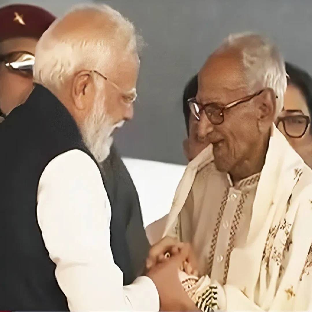 वर्षभराच्या आत त्यांनी 10 हजार कार्यकर्त्यांना भाजपशी जोडण्यात महत्वाची भूमिका बजावली होती. 1981 पासून सलग सात वर्ष त्यांनी जिल्हा अध्यक्ष म्हणून काम केलं. 