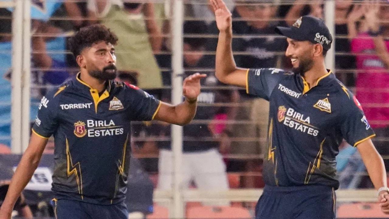 कसोटी संघात 15 खेळाडूंची निवड केली आहे. यात अर्ध्याहून अधिक खेळाडू हे गुजरात टायटन्स संघाकडून खेळतात. गुजरात टायटन्सकडून कर्णधार शुबमन गिलसह 7 खेळाडू कसोटी संघात आहेत. शुबमन गिल, साई सुदर्शन, वॉशिंग्टन सुंदर, प्रसिद्ध कृष्णा, मोहम्मद सिराज, मानव सुथार आणि गुरनूर ब्रार यांची संघात निवड झाली आहे. (Photo: PTI)
