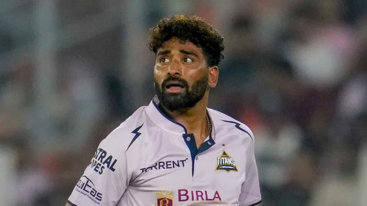 गुजरात टायटन्सने शुबमन गिल याच्या नेतृत्वात आयपीएल 2026 स्पर्धेत प्लेऑफचं तिकीट मिळवलंय. गुजरातने गुरुवारी 21 मे रोजी चेन्नईला पराभूत करुन टॉप 2 मधील आपलं स्थान आणखी भक्कम केलं. गुजरातच्या विजयात मोहम्मद सिराजने या प्रमुख भूमिका बजावली. (Photo Credit: PTI)
