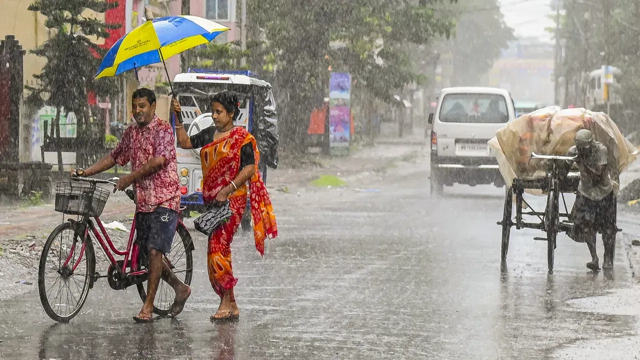 संकट चार दिवसाने लांबलं... अंदमान निकोबार ते महाराष्ट्र व्हाया केरळ... पावसाची मोठी अपडेट काय? संकट चार दिवसाने लांबलं... अंदमान निकोबार ते महाराष्ट्र व्हाया केरळ... पावसाची मोठी अपडेट काय?