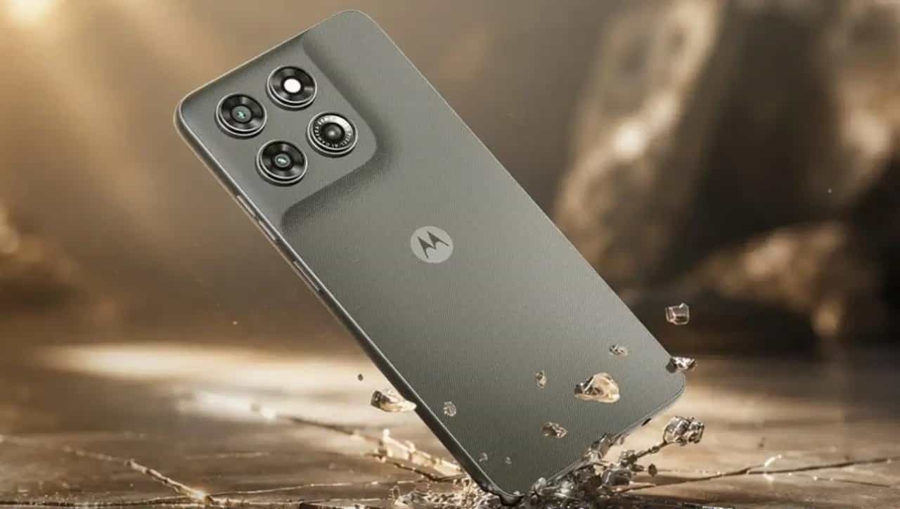 चार्जिंगची कटकटच नाही, आता आठवडाभर चालेल फोन, मोटोरोलाचा हा स्वस्त 7000mAh बॅटरीचा फोन पाहिलात का?
