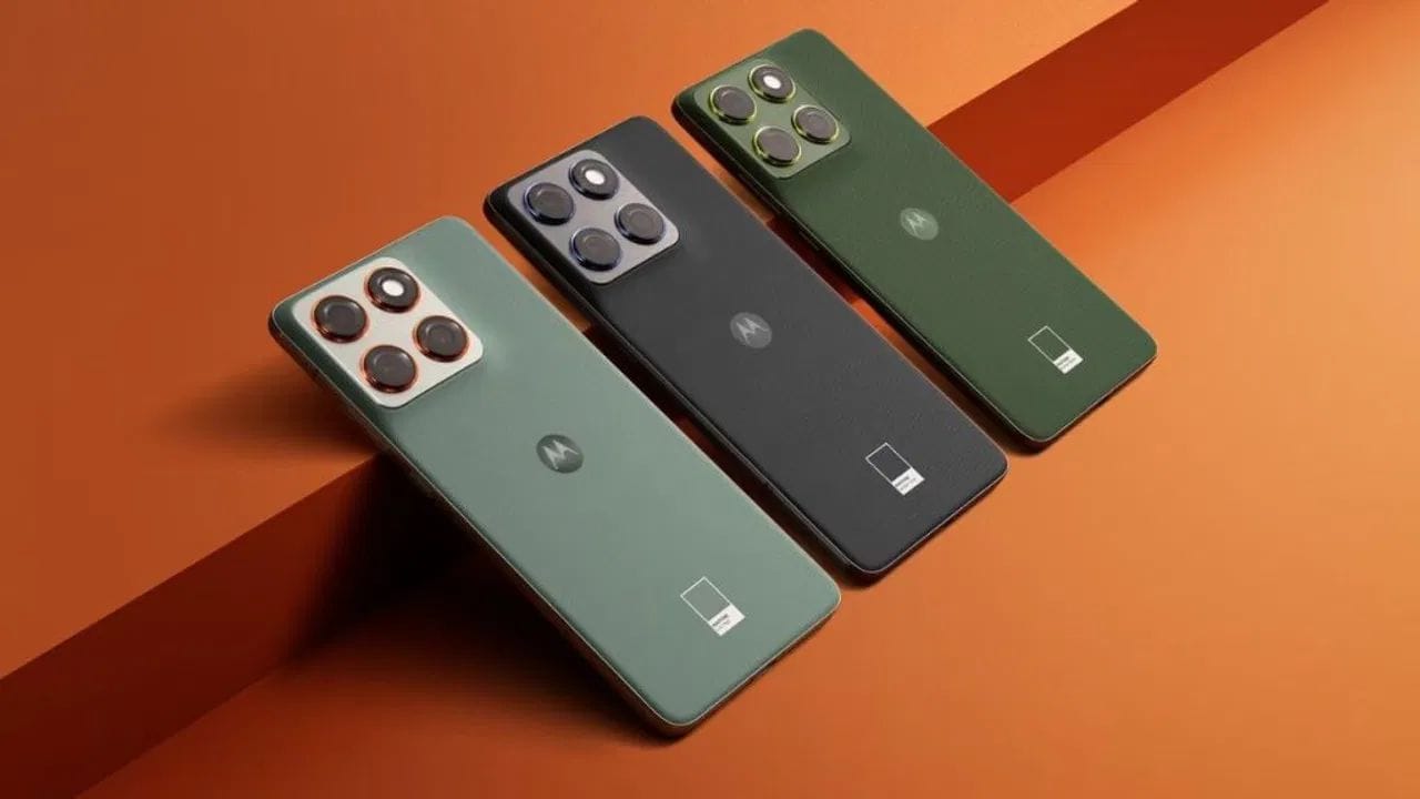 Motorola Edge 70 - जर तुम्हाला स्लीम आणि हलक्या वजनाचा फोन हवा तर Motorola Edge 70 शानदार पर्याय आहे. हा फोन केवळ 5.99mm पातळ आणि 159 ग्रॅम वजनाचा फोन आहे. फोनमध्ये Snapdragon 7 Gen 4 प्रोसेसर देण्यात आला असून तो चांगला परफॉर्मन्स देतो. यात प्रीमियम डिझाईन सह मजबूत बिल्ड क्वॉलिटी देखील मिळते. याची किंमत ₹29,999 आहे.