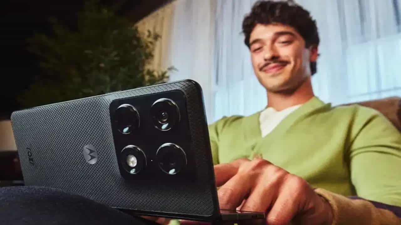 5 कॅमेऱ्यांचा Motorola Razr Fold ची विक्री सुरू, मिळवू शकता 14 हजार रुपयांचे बंपर डिस्काउंट