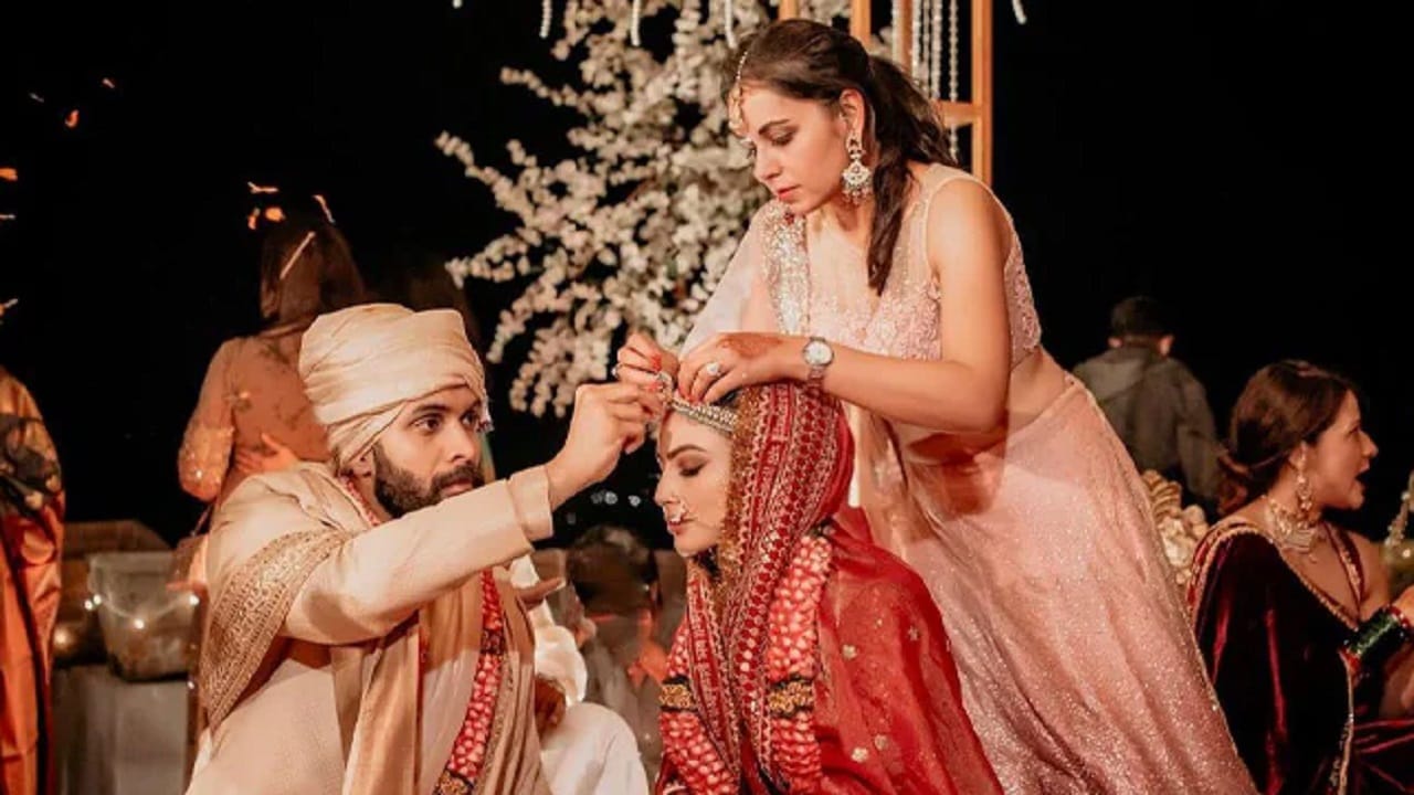 पण आता मौनी आणि सूरज यांचं नातं घटस्फोटाच्या उंबरठ्यावर पोहोचल्याच्या चर्चांनी जोर धरला आहे. सर्वात हैराण करणारी गोष्ट म्हणजे, दोघांनी सोशल मीडियावर एकमेकांना अनफॉलो केलं आहे. ज्यामुळे दोघां दोघांचा घटस्फोट होणार का? असा प्रश्न उपस्थित होत आहे. 