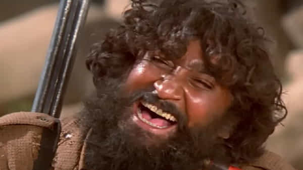 बॉलिवूड इंडस्ट्रीमध्ये असे काही चित्रपट आहेत, ज्यामधील काही सीन हे आयकॉनिक ठरतात. असे सीन शूट करण्यासाठी देखील मोठ्या प्रमाणात मेहनत घेतली जाते. असाच एक सीन सध्या चर्चेत आला आहे.