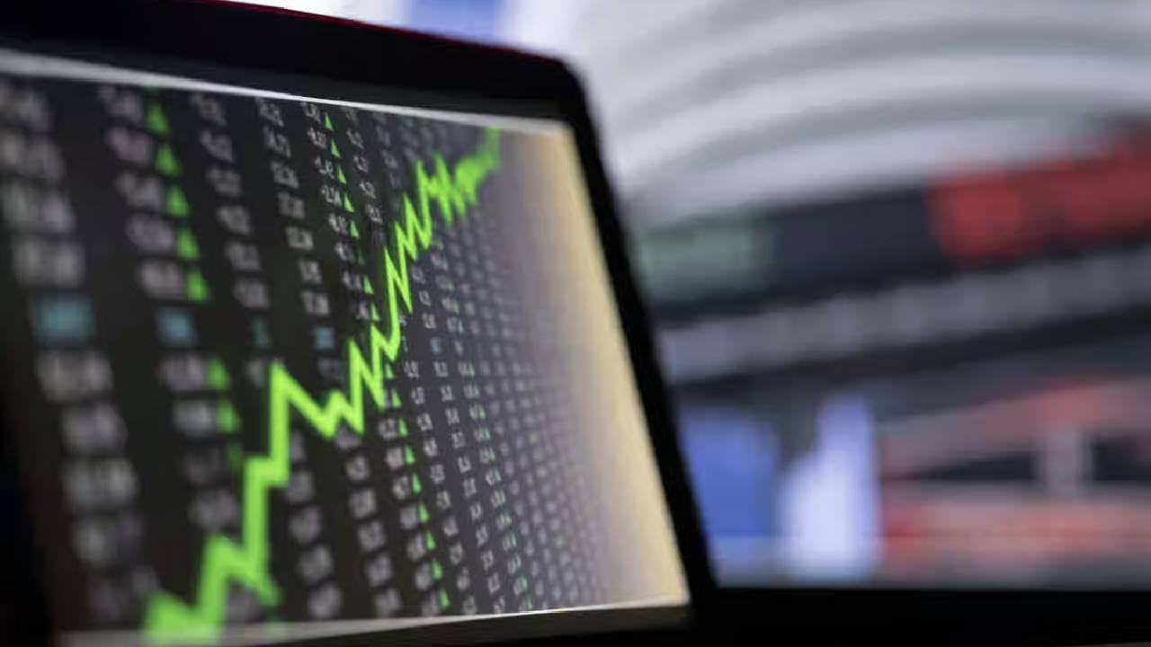 मल्टिबॅगर स्टॉक तिरुपती फोर्जचा शेअर मंगळवारी 5 टक्क्यांनी वधारला. स्मॉल कॅप स्टॉकमध्ये अप्पर सर्किट लागले. अप्पर सर्किटमुळे हा शेअर 43.20 रुपयांच्या इंट्रा डे उच्चांकावर पोहचला. या कंपनीचे मार्केट कॅप 547 कोटी रुपये इतके आहे.