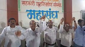 आमचा पुनर्विकास, आमचे निर्णय म्हणत रहिवासी थेट रस्त्यावर, आक्रमक..