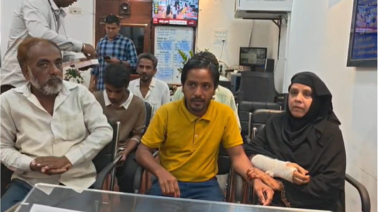 यानंतर पोलिसांनी संयमाने त्याच्याशी संवाद साधला आणि त्याचा विश्वास जिंकण्याचा प्रयत्न केला. काही वेळाने त्या तरुणाने आपला खरा पत्ता सांगितला. त्याने आपण साकीनाका येथील टिळक नगर परिसरात, अंजुमन इस्लाम उर्दू स्कूलजवळ राहत असल्याची माहिती दिली.