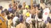 वांद्र्यात बुलडोझर कारवाई, दगडफेक, पोलिसांचा लठीचार्ज, धरपकड.